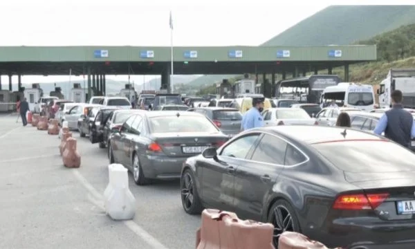 Kosovars storm Albania's coast, just today over 2,000 vehicles cross the border