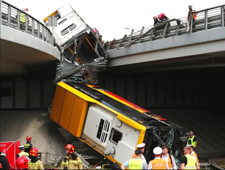 Polen: Bus fällt von Überpass, einem Toten und 20 Verletzten.