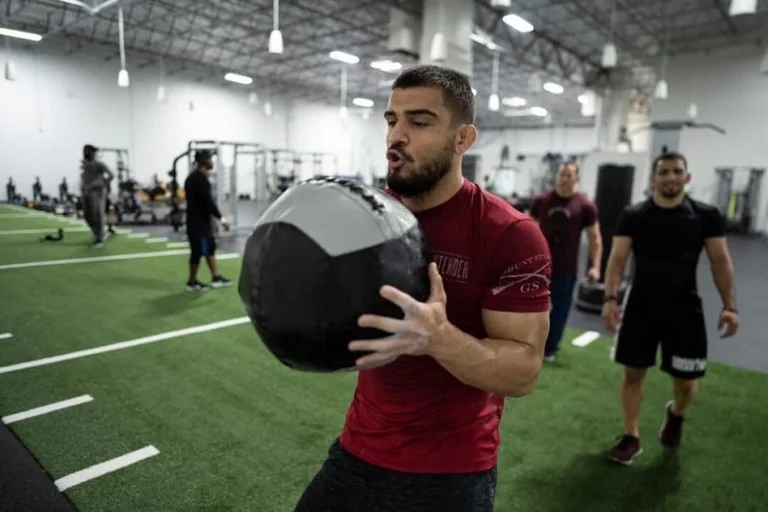 Combatiente albanés pospone debut en la UFC.