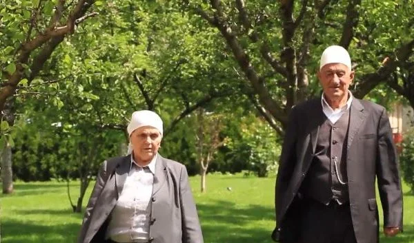 La Ley de Thaci habla con los padres del Presidente (Vídeo)