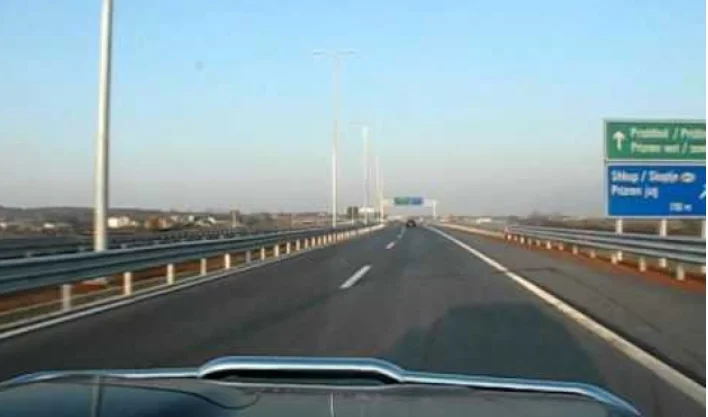 Ha guidato nella direzione opposta sulla strada, è stato multato dalla polizia