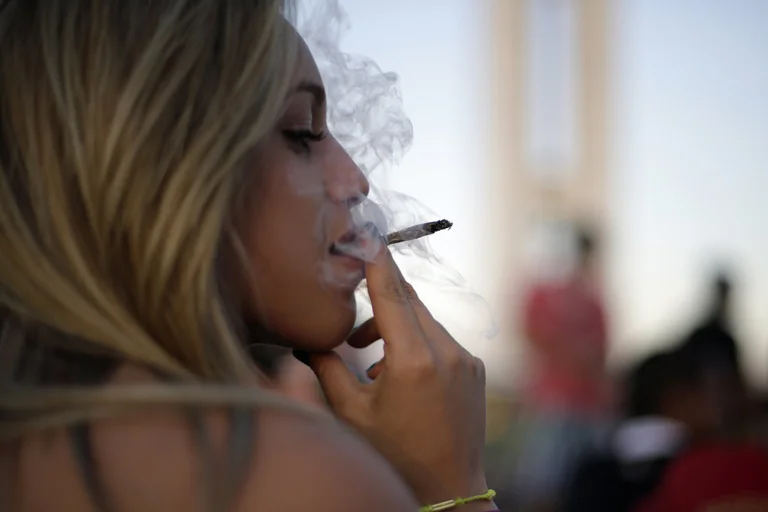 How does cigarette smoke affect your physical appearance?