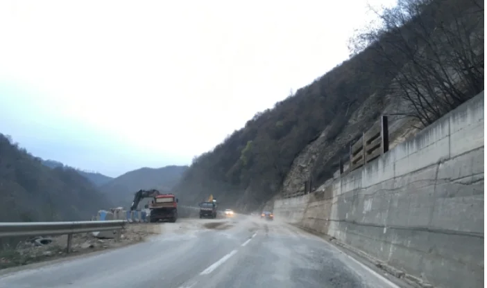 Steine und Bodenrutsche auf der Prizren-Prevale Straße