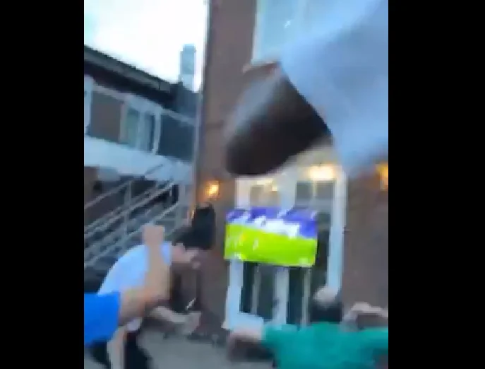 Vedi come i giocatori Livepool festeggiano il titolo dopo che Willian ha segnato contro Man City stasera