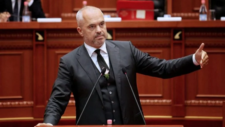 L'opposizione evoca Edi Rama al Teatro