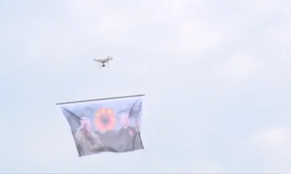 Images when the youth of the PDK stood in the sky with photos of Thaci and Wessel