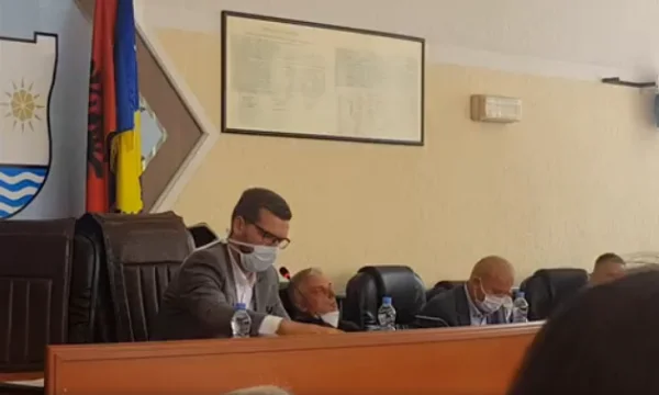 VV mujka oscilla e fanghi durante la sessione all'Assemblea Comunale (Video)