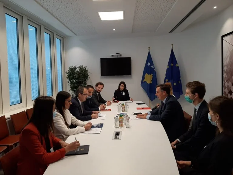 Hoti hat das erste Treffen in Brüssel, Thema der jüngsten Entwicklungen