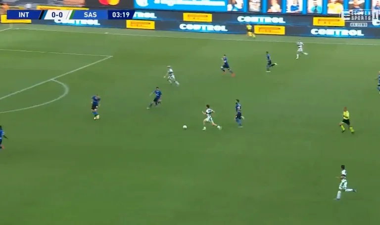 Sassuolo überrascht Interin zwischen San Siros, es ist vier Minuten nach dem Spiel.