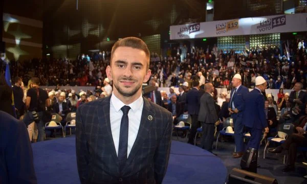 El ministro de educación no tiene ningún título, dice el prodekani Doci: Bardex cierra Facebook pero no traiciona nada.