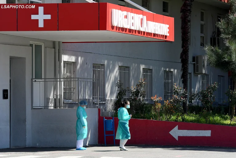 Vdes personi i dytë nga koronavirusi në Shqipëri