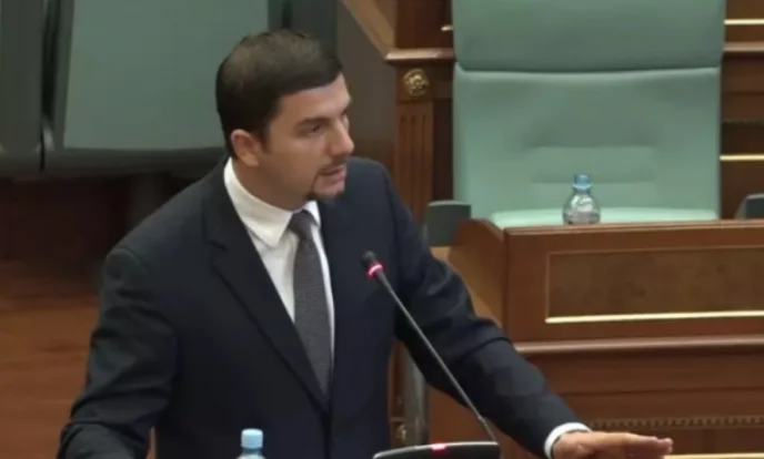 Krasniqi-Hot: El Parlamento no es el último hijo del caballete, no lo trate como tal