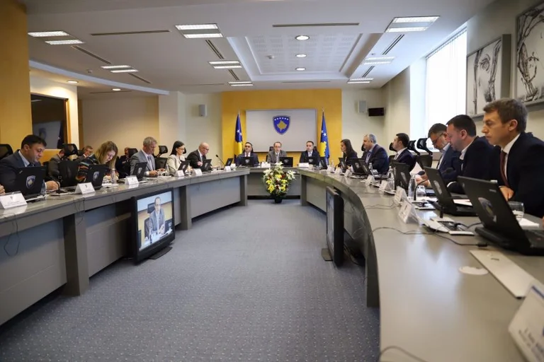Gobierno decide permitir arreglos de bodas y abrir piscinas