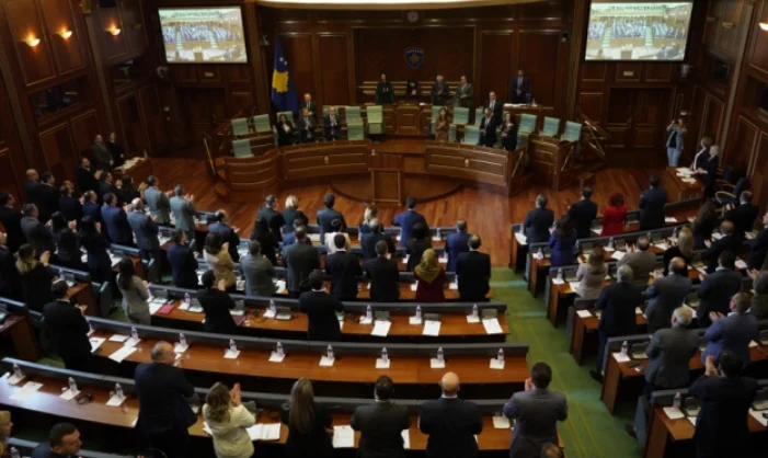 Abgeordnete rauchen im Parlament, Osman bedroht die Inspektoren