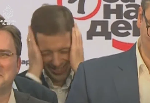 Djuric auf dem Höhepunkt des Servilismus als Vuciq über Parteisieg spricht (Video)