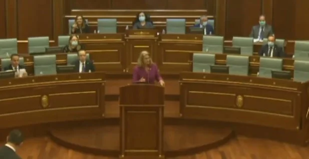 Teuta Haxhi dice a Nagavci di non pulire il microfono quando parla