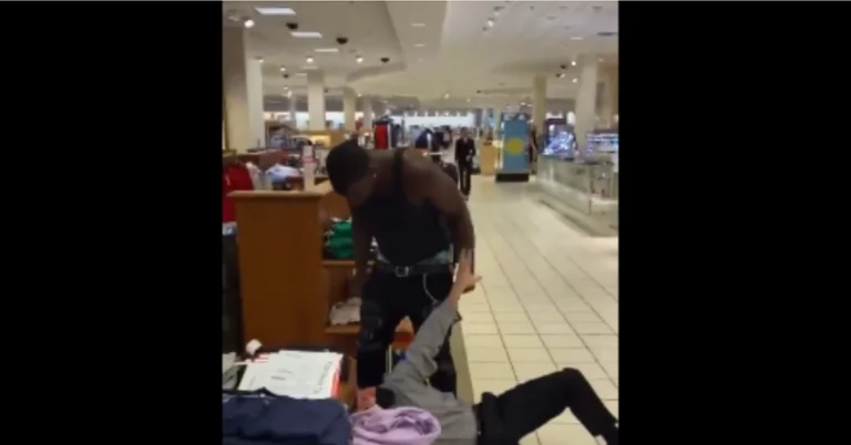 Trump verteilt Video einer farbigen Person brutal gegen einen Arbeiter