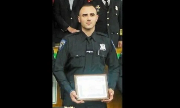 Polici shqiptar bëhet hero në SHBA, shpëtoi nga mbytja babë e bir afro-amerikanë