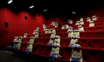 Réouverture des cinémas français : Les spectateurs sont surpris de voir les personnages du film assis sur la chaise
