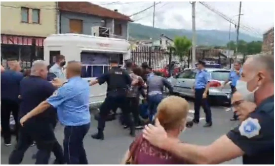 Trazira në Prizren: Krushjanët protestojnë dënimin me 22 vjet për krime lufte për Darko Tasiqin (Video)