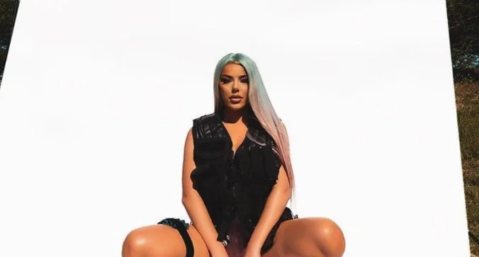 Tayna josh me fotot në bikini
