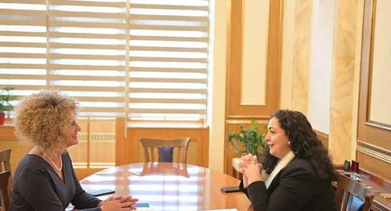 Donika Kadaj sulmon dikë pas shkarkimit të Vjosa Osmanit, këtë të fundit e quan “grua të fortë”