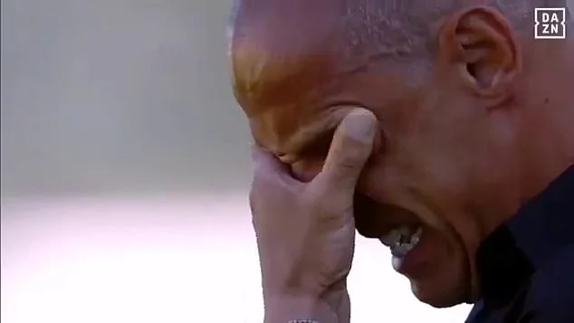 Trajneri që humbi nënën nga COVID-19 shpërthen në lot teksa mbahet një minutë heshtje për viktimat në Serie B