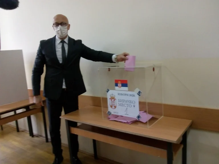 Zëvendëskryeministri i Kosovës voton për zgjedhjet në Serbi