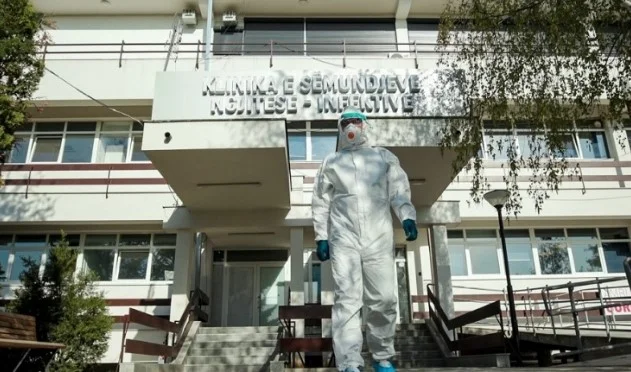 Në Klinikën Infektive janë 42 persona me oksigjeno-terapi, 4 në gjendje kritike