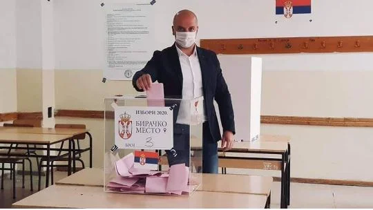 Voton deputeti i Listës Serbe, e tregon haptas kujt ia jep votën