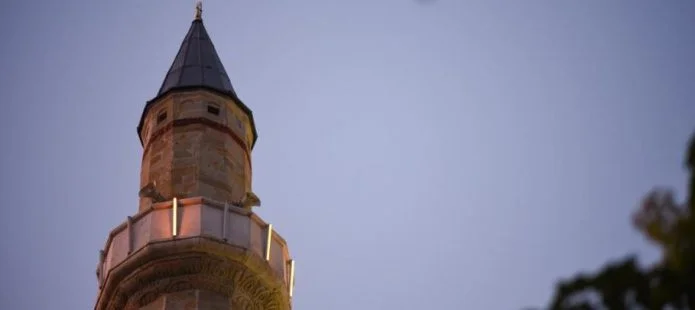 E tmerrshme, hajnat hynë në xhami dhe vjedhin para nga arka