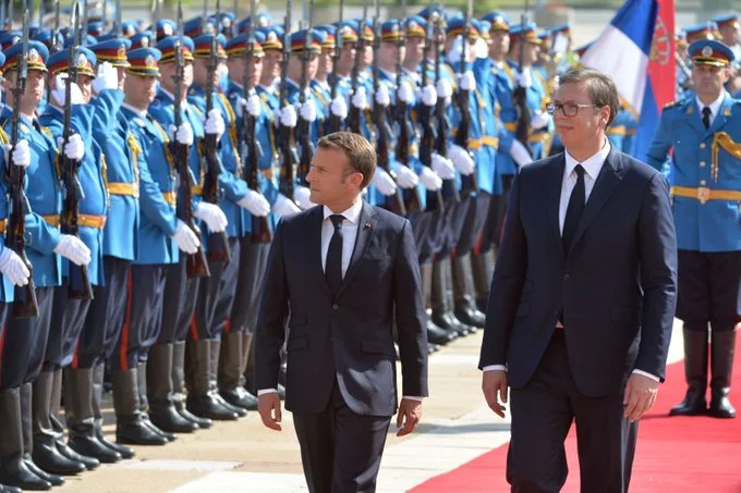 Vuçiq bisedë telefonike me Macronin para samitit Kosovë-Serbi në Uashington
