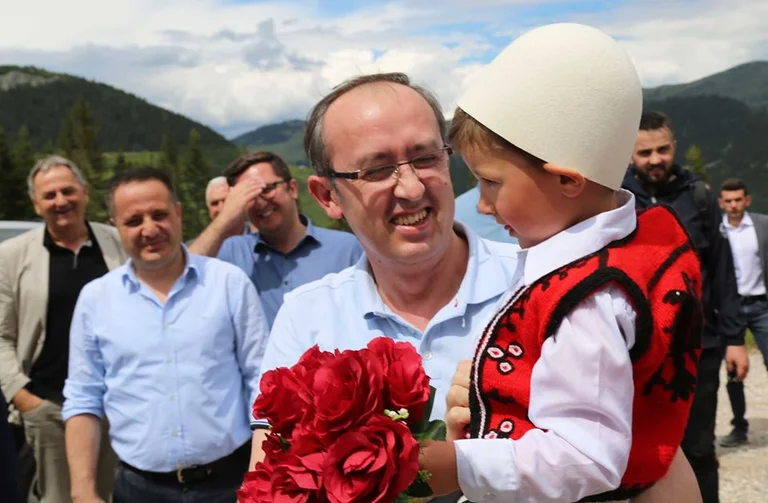 Hoti shijon bukuritë e Pejës derisa në parti po zihen emërime e shkarkime