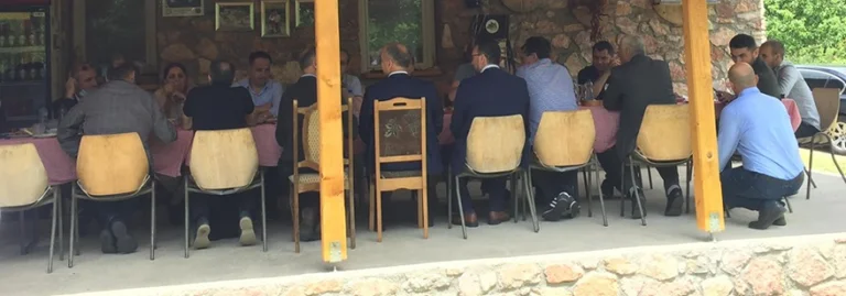 Derisa po votohet për heqjen e Osmanit nga nënkryetarja, Hoti me bashkëpartiakë ia shtron drekës