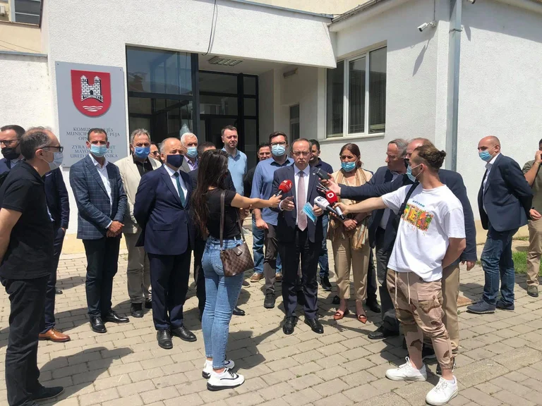 Hoti: Lejuam mbajtjen e zgjedhjeve të Serbisë sipas praktikave të mëhershme