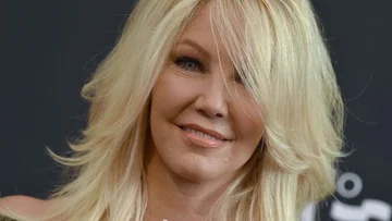Après de nombreuses années, l'actrice populaire est fiancée au petit ami du lycée