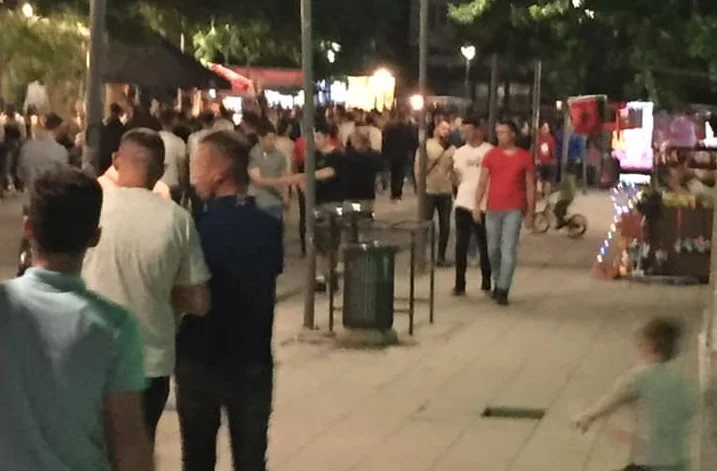 Rinia në Mitrovicë nuk po i respekton masat e IKShPK-së: Dalin pa maska dhe s’mbajnë distancë fizike
