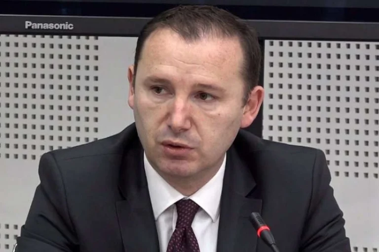 Zemaj thotë nuk ka fluturime deri në vendimin tjetër, të mos keqpërdoret mërgata me shitje të biletave