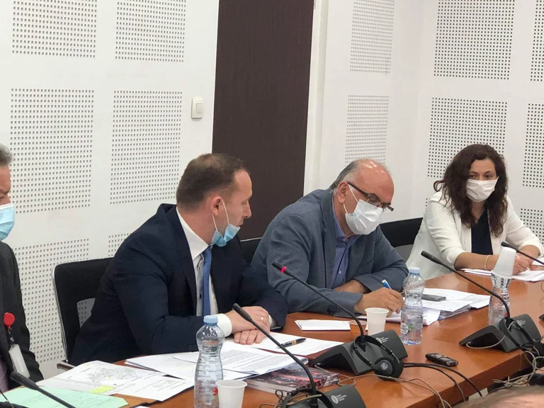 Ramadani kritikon: Ky vend nuk i plotëson kushtet për mbajtjen e mbledhjes, distanca nuk po respektohet dhe ka njerëz pa maska
