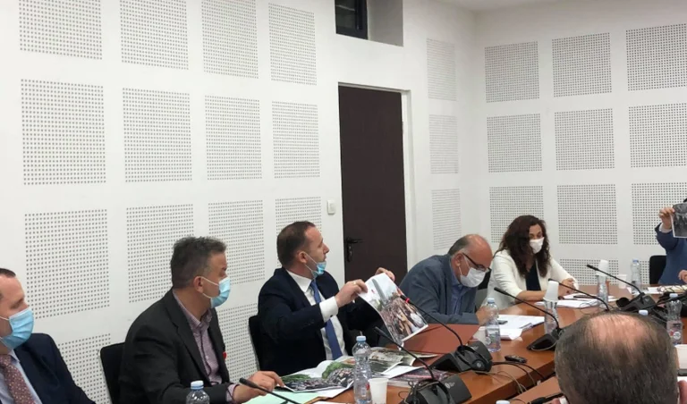 Ministri Zemaj ia përplas deputeti të VV-së fotot e tubimit në kohë të pandemisë