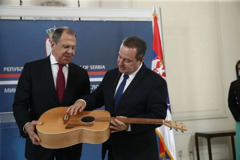 Serbia konsultohet me Rusinë për takimin në SHBA, Lavrov-it i dhurohet një kitarë për 70-vjetorin e lindjes