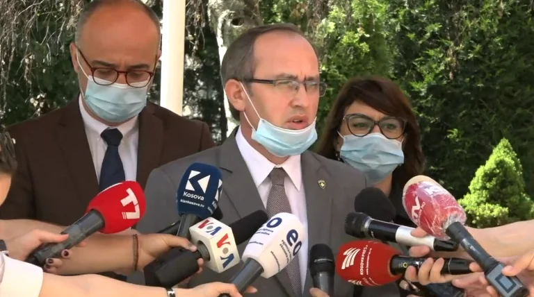 Kryeministri Hoti paralajmëron: Nëse vazhdon rritja e rasteve do t’i rikthejmë masat kufizuese