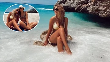 Argentine pose côte à côte dans le bikini, ressemble à des jumeaux