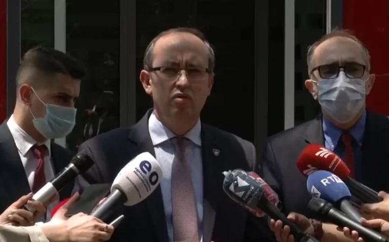 Hoti, PDK-së e VV-së: Veç hajdeni të takohemi, ju caktojeni kohën e vendin