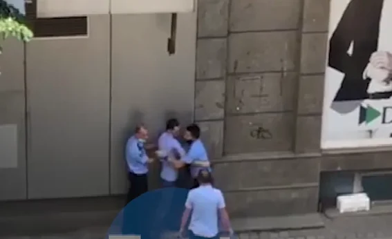 Reziston dhunshëm: Policia ndalon autobusin me udhëtarë në Prishtinë dhe arreston shoferin (VIDEO)