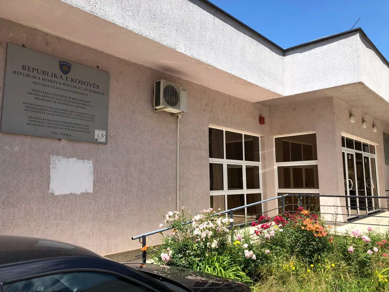 Zyrtari i MPB-së del pozitiv me Covid-19, në Viti pezullohet regjistrimi i automjeteve