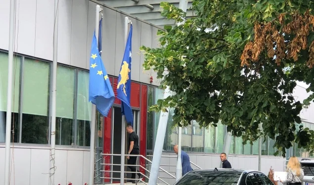 Haradinaj, Limaj dhe përfaqësuesit e AKR-së i shkojnë në takim Hotit
