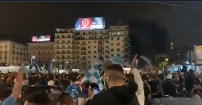 Tifozët Napolitanë të ‘çmendur’, mbushin sheshet në pritje të skuadrës