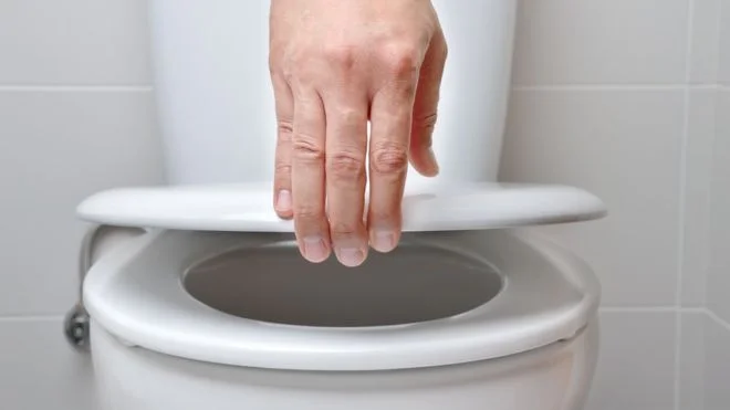 Lëshimi i ujit të guaskës mund të infektojë me koronavirus deri në tri metra