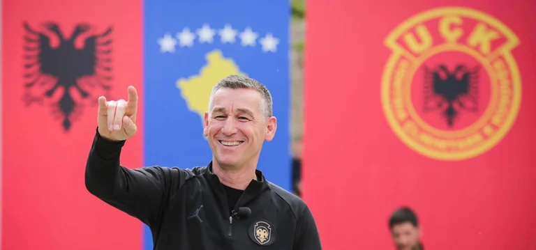 Zëdhënësi i PDK-së tregon se pse Veseli e përdorë këtë simbol në takime e tubime